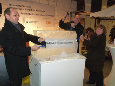 Symbolisch wurde in der Stadtbahnstation ein neues Haltestellenschild aus dem Eispanzer befreit. Zu Hammer und Meißel griffen Ingrid Bussmann, Direktorin der Stadtbibliothek (re.), Kammerpräsident Rainer Reichhold (mi.) und Winfried Reichle, Leiter der Technischen Infrastruktur der SSB, Foto: HWK
