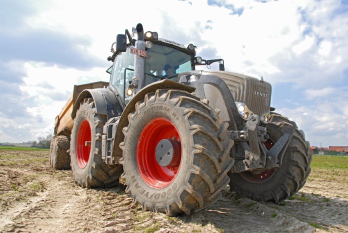 Goodyear_OPTITRAC_R+_Fendt_900_Front.JPG