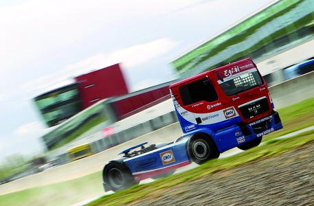 Der deutsche Rennstall „Truck Sport Lutz Bernau“ mit seinem Fahrer Dominique Lachèze aus Frankreich bestreiten die diesjährige Rennserie wieder mit Motec-Kameras.