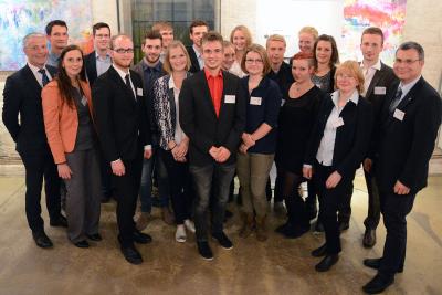Talentierte und engagierte Studierende: Die Hochschule Flensburg um Präsident Prof. Dr. Holger Watter (links), Dr. Heike Bille (2.v.l.), Vizepräsident Prof. Dr. Thomas Severin (re.) und Helga Wieber (3.v.r.) hat junge Menschen mit dem Deutschlandstipendium ausgezeichnet / Foto: Gatermann