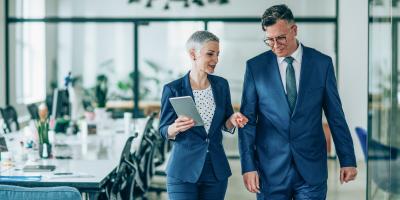 Expertin berät Unternehmen. Quelle: istockphoto.com/violetastoimenova