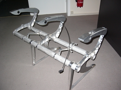 Um das Gewicht zukünftiger Flugzeuge und damit den Triebstoffverbrauch zu reduzieren, wird derzeit ein Metal-Matrix-Compound (MMC) auf Basis einer Magnesiumlegierung entwickelt.
