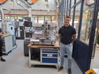 Feinwerkmechaniker Valentin Fehrenbach aus Simonswald präsentiert sein Meisterstück: Eine Profilbohrmaschine HM600. Foto: HWK FR Feinwerkmechaniker Valentin Fehrenbach aus Simonswald präsentiert sein Meisterstück: Eine Profilbohrmaschine HM600. Foto: HWK FR