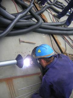 Der Absaugschlauch mit Metallfuß lässt sich sicher befestigen und leicht lösen