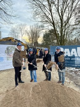 Spatenstich in Redwitz ©TRIQBRIQ AG v.l. Lewin Fricke TRIQBRIQ AG, Maximilian Wörner TRIQB.JPG