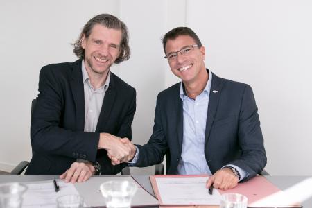 Vertragsunterzeichnung in der „Bonner Auermühle“ (v.l.n.r Dr. Christoph Erdmann Geschäftsführer Secusmart, Martin Kaloudis, Chief Executive Officer (CEO) BWI (Bildquelle: BWI)