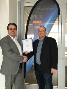 Dirk Kierstein, Head of Partnermanagement, macmon secure GmbH, überreichte dem Geschäftsführer Markus Keller, Phalanx-IT, die Ernennungsurkunde zum Platin-Partner