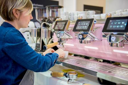 Meister-Barista Erna Tosberg war exklusiv am Stand von BWT water+more an der dreigruppigen Siebträgermaschine im Einsatz. /Foto: Julia Malcher