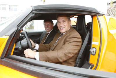 R. Schulz, stellvertretender CEO der REHAU Gruppe und Leiter des Automotive Executive Board, sowie G. Riedhammer, Executive Director CRM Automotive, ließen es sich nicht nehmen, gemeinsam eine Testfahrt im Tesla Roadster zu absolvieren