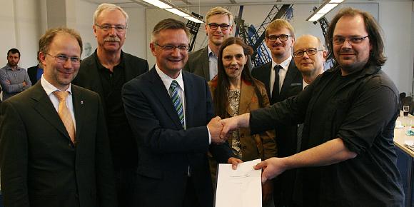 (v.l.) Prof. Dr. Christoph Jansen, Prof. Dr. Tim Aschmoneit, Hytera-Geschäftsführer Dipl. Ing. Matthias Klausing, Software-Entwicklungsingenieur Philip Hermes, Präsidiumsbeauftragte Dr. Heike Bille, Dipl. Ing. Hauke Holm, Entwicklungsleiter Hytera, Dipl. Ing. Michael Zeuschner und Tommy Dittloff