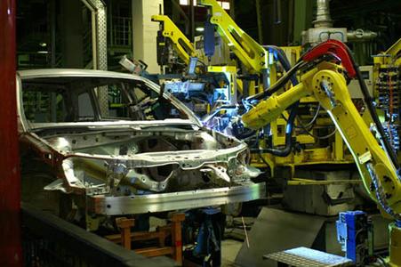 In der CMT-Schweißstation fügen die Roboter 6mm dicke Türscharniere an 0,8mm dünne Bleche der A- und der B-Säule.