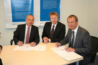 Vertragsunterzeichnung Vitos-NEXUS von links: Frank Schneider, Stefan Born (beide NEXUS) und Reinhard Belling (GF-Vitos)