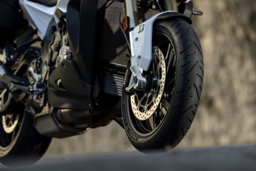 Der Bridgestone Battlax Sport Touring T33 wird zur Markteinführung in vier Größen für den Vorder.jpg