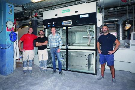 Ven Spray Comfort, The new Ven Spray Comfort spray coating machine is simple and convenient to oper-ate. The Ballingslöv team, (from left to right) Daniel Petersén (system operator), Mergim Curri (system operator), Ulf Moberg (project manager), Faton Arugaj (system operator), Photo: Copyright Venjakob