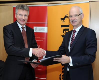 Dr. Elmar Degenhart, Vorsitzender des Vorstands Continental AG (links) und Prof. Dr. Hans Jürgen Prömel, Präsident der Technischen Universität Darmstadt (rechts)