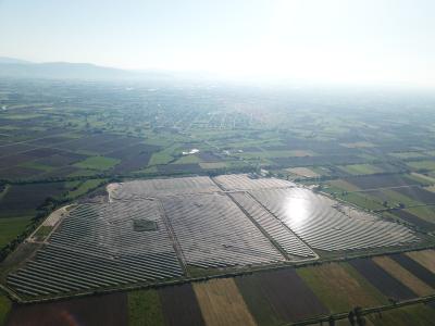 Der Bau des bislang größten ABO Wind-Solarparks Megala Kalyvia (38 Megawatt) steht kurz vor Vollendung. Die aktuelle Kapitalerhöhung unterstützt die weitere Ausweitung des internationalen Geschäfts. Kürzlich hat sich ABO Wind Tarife für fünf weitere griechische Solarparks mit zusammen 50 Megawatt Leistung sowie zwei irische Windparks mit rund 27,6 Megawatt Leistung gesichert