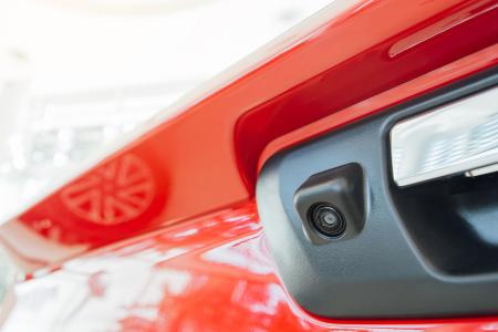UV- Klebstoffe für Kameramodul-Baugruppen von Dymax sind ideal für den Einsatz in Automobilen und anderen Fahrzeugen.