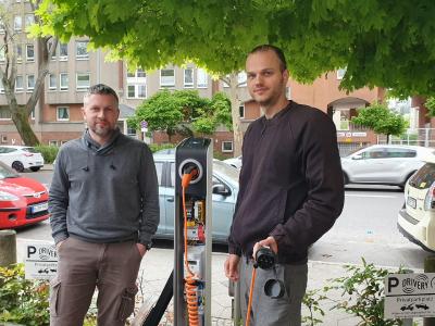 Sebastian Genschow und Felix Kreysig nehmen die Ladesäule in Betrieb