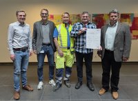 Die Projektverantwortlichen der Stadtwerke für die Zertifizierung und dessen Vorarbeit präsentieren das Zertifikat zusammen mit Geschäftsführer Gebhard Gentner (zweiter von links) sowie Prokurist Thomas Hoppenz (ganz rechts).