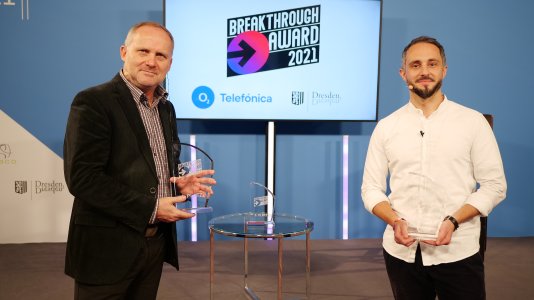 Zum fünften Mal wurde heute der Breakthrough Award verliehen. Im Bild: Dirk Waasen, Verlagsleiter der WEKA MEDIA PUBLISHING GmbH (links) und Florian Bogenschütz, Jurymitglied und CEO bei Wayra