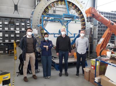 Das Forscherteam des Mond-Projekts: Doktorand Juan Carlos Ginés Palomares (von links) und Prof. Dr. Miranda Fateri von der Hochschule Aalen, Projektleiter Alexander Niecke von der RWTH/ITA Aachen und Projektmitarbeiter Philipp Hofmann, ebenfalls von der RWTH/ITA Aachen, Fotohinweis: Aachen-ITA (Institut für Textiltechnik)