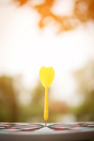 yellow-dart-arrow-hitting-center-dartboard.jpg