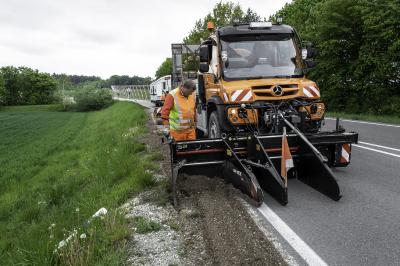 Einbau von Bankettmaterial mit dem Seitenverteiler von amtec
