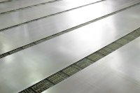 Schwere Platten auf dem Kühlbett nach dem Durchlaufen der Kaltplattenrichtmaschine