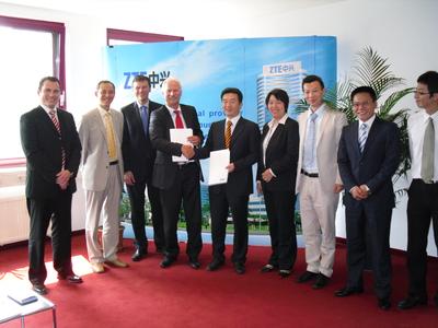 Vertragsunterzeichnung zw. ZTE und Vistream, 02.07.2009, mit Vistream CEOJürgen Zimmer und ZTEs Senior Vice President Jinyun Zhu