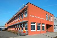 Die graue Optik der Putzfassade ist gewichen. Farbe belebt und gliedert die nun wärmegedämmte Karl-Wendel-Schule in Lambsheim