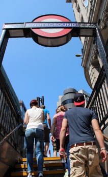 Aufgang von der Underground Station.jpg