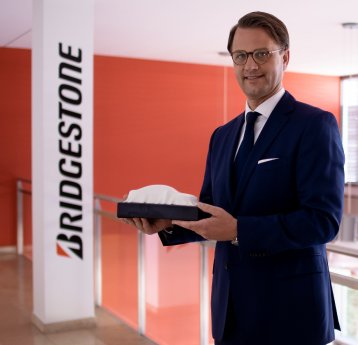 Christian Mühlhäuser, Managing Director Bridgestone Central Europe, nimmt die Auszeichnung .JPG