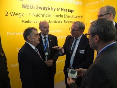 Innenminister NRW bei eMessage_PMRExpo2017_Minister Herbert Reul_Andreas Gegenfurtner_Dr Dietmar.jpg