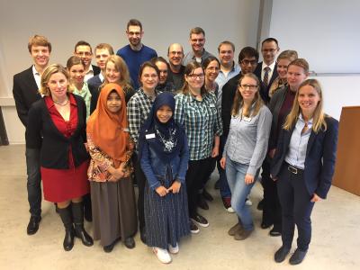 Das Foto zeigt die Studierenden sowie Lehrenden des Masterstudiengang / Foto: Gatermann