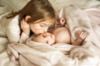 Mögliche Schadstoffe in Baby- und Kinderkleidung und textilen Kinderartikeln machen Eltern oft Angst. Umso wichtiger ist es für sie, schon beim Kauf auf gesundheitlich unbedenkliche Textilien zu achten. Denn die zarte Kinderhaut ist besonders in jungen Jahren noch sehr durchlässig, was sie äußerst anfällig für gesundheitsschädigende Substanzen und daraus resultierende allergische Reaktionen macht. © PhotoAlto / Anne-Sophie Bost / Getty Images