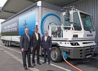 Jürgen Maidl (v.l.), Leiter Logistik der BMW Group, Kurt J. F. Scherm, Geschäftsführer der SCHERM Gruppe und Hermann Bohrer, Leiter des BMW Group Werkes München, geben den Startschuss für die Inbetriebnahme des eTrucks 
