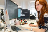 Softwareentwicklung ist eine der wenigen Branchen, in der Quereinsteiger binnen kurzer Zeit zu gefragten Fachkräften werden können. In Zeiten des digitalen Wandels ist kaum ein Berufsfeld zukunftssicherer