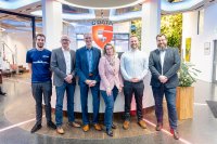 Gäste bei der Eröffnungsfeier des Würth Elektronik MiniHub (v. l. n. r.): Ein Vertreter aus dem Motorsport-Team der Ruhr-Universität Bochum, Dr.-Ing. Thomas Wollinger, Innovationsmanager bei der Bochum Wirtschaftsentwicklung, Arnt Stumpf, Geschäftsleitung bei Würth Elektronik eiSos, Jessika Lüning, Public Affairs und Standortmarketing bei der G DATA CyberDefense AG, Jan-Eric Scholten, Head of People and Organization bei Würth Elektronik eiSos, und Jan Speckenbach, Senior Specialist Data Science 