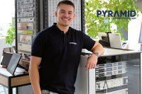Dominik Pilch im Showroom der Pyramid Computer GmbH
