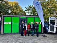 Vor der Grünen Wärmebox (v. l. n. r.): Oliver Waltenrath (Klimaschutzmanager Landkreis Harburg), Christine Rudnik (ElbEnergie), Stephanie Ladwig (HanseWerk), Volkmar Block (Vorsitzender Umweltausschuss), Josef Nießen (Erster Kreisrat). Vor der Grünen Wärmebox (v. l. n. r.): Oliver Waltenrath (Klimaschutzmanager Landkreis Harburg), Christine Rudnik (ElbEnergie), Stephanie Ladwig (HanseWerk), Volkmar Block (Vorsitzender Umweltausschuss), Josef Nießen (Erster Kreisrat).