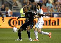 Thierry Henry (links) im Team der MLS All-Stars setzt sich im Zweikampf gegen Yossi Benayoun durch (Foto: Getty Images)
