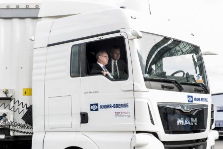 The European Commissioner for Digital Economy and Society Günther Oettinger sat in the passenger seat while a truck drove him around autonomously. | © Knorr-Bremse