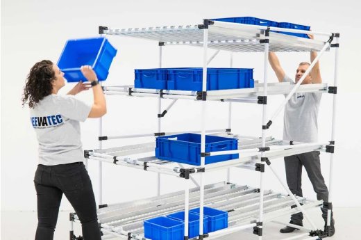 BeeWaTec-Durchlaufregal-mit-blauen-Boxen.webp