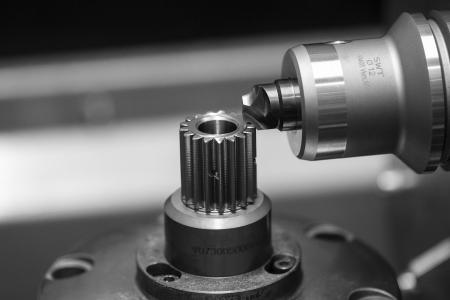 Beim Radial Gear Chamfering findet der Anfasprozess im umweltfreundlichen Trockenschnitt statt. Definierte und reproduzierbare Fasen an den Stirnkanten sind auch bei komplexen Bauteilen möglich. (Bildquelle: TEC for GEARS)