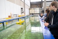 Am StudienINFOtag konnten Besucher:innen die HSB hautnah erleben: Hier den Schleppkanal für Experimente in den Studiengängen Schiffbau und Meerestechnik. Copyright: HSB - Louisa Windbrake 
