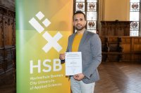 DAAD-Preisträger Faramarz Gudarzi der Hochschule Bremen. Die Auszeichnung hat der Bauingenieurstudent bei der Begrüßung der Erstsemester im Bremer Rathaus am 24. Oktober 2023 erhalten. Copyright: HSB - Louisa Windbrake