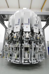 The world premier of the HAVER ROTOSEAL CLASSIC – the first 16-spout cement packer with valve sealing unit and high speed filling that requires less space.