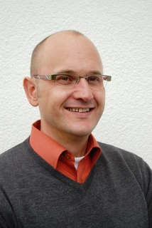 Portraitfoto Herbert Derks: Verkaufsberater Herbert Derks ist rasch vor Ort, wenn Caparol-Kunden Fragen oder besondere Wünsche haben. Anruf genügt: 0 28 21/7 13 12 08. Fotos: Caparol Farben Lacke Bautenschutz/Cornelia Suhan
