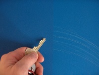 Die carbonverstärkte Innenfarbe (links) verhindert den Schreibeffekt, während er auf üblichen Beschichtungen nicht zu vermeiden ist (rechts). Fotos: Caparol Farben Lacke Bautenschutz