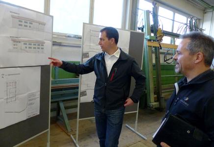 Erfolgreich durch bedarfsgerechte Planung: Dominik Wowra (links), Betriebsleiter bei Aumann Haus, erläutert INTHERMO Fachberater Lorenz Stöpfel (rechts) ein Neubauprojekt auf dem Gelände des benachbarten ASTA Holzwerks in Ziemetshausen. (Foto: Achim Zielke für INTHERMO, Ober-Ramstadt; www.inthermo.de)